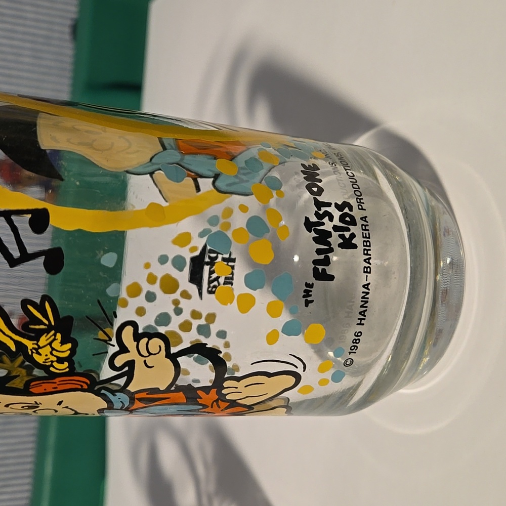 Vintage Wilma and Freddy Cartoon 1986 Glass Set - Picture 5 of 7